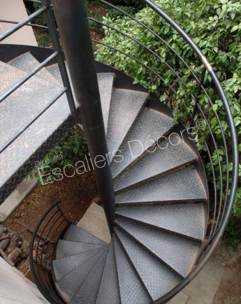 Photo DH54 - SPIR'DÉCO® Larmée. Escalier extérieur métallique de forme hélicoïdale au design contemporain industriel pour accès terrasse.
