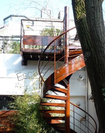 Photo DH65 - SPIR'DÉCO® Standing. Escalier extérieur hélicoïdal en métal et bois d'accès toit terrasse pour une maison contemporaine.