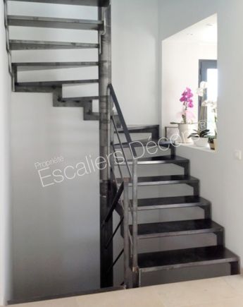 Photo DT111 - ESCA'DROIT® 2 Quartiers Tournants. Escalier métallique d'intérieur silencieux au design contemporain et graphique tout en légèreté.