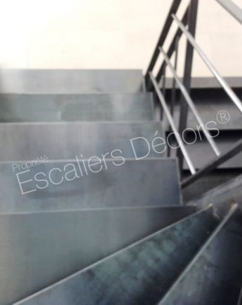 Photo DT111 - ESCA'DROIT® 2 Quartiers Tournants. Escalier métallique d'intérieur silencieux au design contemporain et graphique tout en légèreté. Vue 2