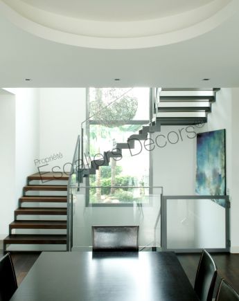 Photo DT45 - ESCA'DROIT® 1/4 Tournant avec Palier Intermédiaire Carré. Escalier d'intérieur design en métal, bois et verre pour un intérieur contemporain type loft. Vue 2.