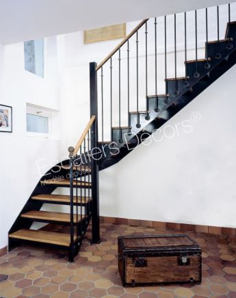 realisation/photo-dt6-esca-droit-1-4-tournant-intermediaire-escalier-d-interieur-style-bistrot-en-acier-et-bois-pour-une-decoration-a-l-espr
