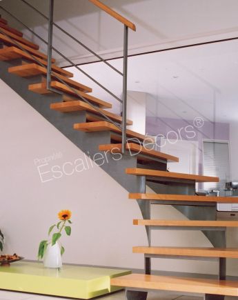 realisation/dt62-esca-droit-balance-escalier-interieur-metal-et-bois-au-design-contemporain-formant-un-quart-tournant-bas-sur-limon-central