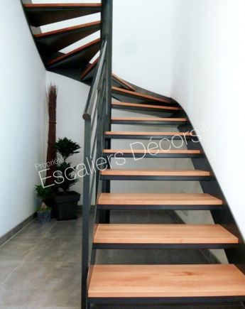 Photo DT131 - ESCA'DROIT® 2 Quartiers Tournants. Escalier d'intérieur métallique avec marches en bois.