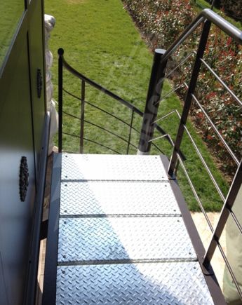 Photo DH115 - SPIR'DÉCO® Larmée. Escalier extérieur hélicoïdal métallique au design contemporain et design industriel pour accès véranda.