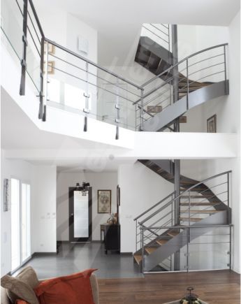 Photo DT71 - SPIR'DÉCO® D'Angle Mixte Droit, formant escalier 2 Quartiers Tournants. Escalier métal et bois d'intérieur au design contemporain.
