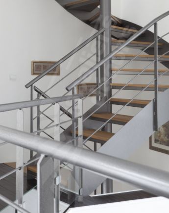 Photo DT71 - SPIR'DÉCO® D'Angle Mixte Droit, formant escalier 2 Quartiers Tournants. Escalier métal et bois d'intérieur au design contemporain. Vue 2
