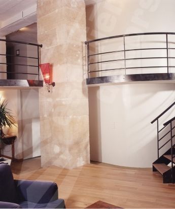 Photo DT12 - ESCA'DROIT® Balancé. Escalier cintré en métal et bois pour accès à une mezzanine dans un loft. Vue 2