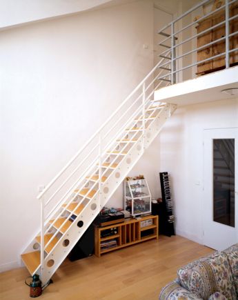 Photo DT16 - ESCA'DROIT®. Escalier droit d'accès mezzanine en métal et bois.