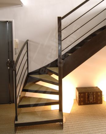 realisation/photo-dt24-esca-droit-1-4-tournant-bas-escalier-interieur-design-metal-et-beton-pour-une-decoration-contemporaine