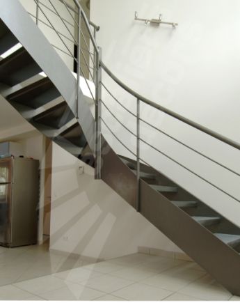 Photo DT30 - ESCA'DROIT® 1/4 Tournant Intermédiaire. Escalier intérieur design métal et béton pour une décoration contemporaine. Vue 4