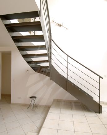 Photo DT30 - ESCA'DROIT® 1/4 Tournant Intermédiaire. Escalier intérieur design métal et béton pour une décoration contemporaine.