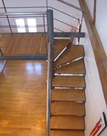 Photo DT83 - ESCA'DROIT® 1/4 tournant Haut. Escalier d'intérieur design en métal et bois pour une décoration contemporaine type loft. Vue 2