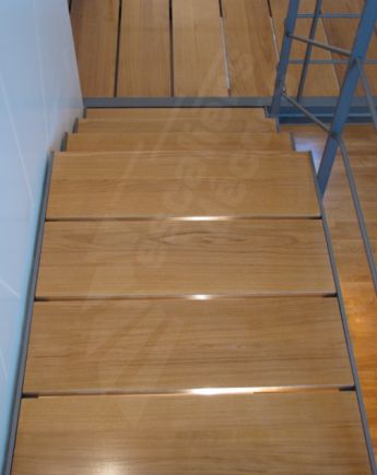 Photo DT83 - ESCA'DROIT®. Escalier droit d'intérieur design en métal et bois pour une décoration contemporaine type loft. Vue 4