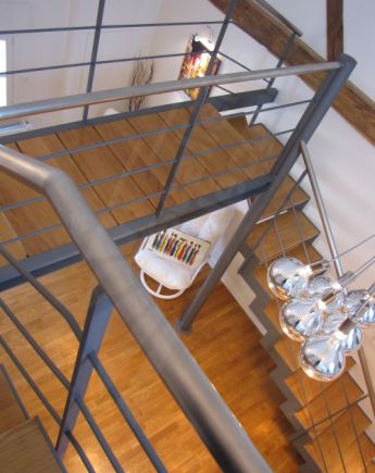 Photo DT83 - ESCA'DROIT® 1/4 tournant Haut. Escalier d'intérieur design en métal et bois pour une décoration contemporaine type loft. Vue 3