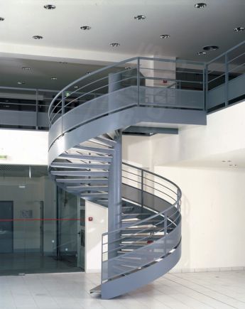 Photo IH3 - SPIR'DÉCO® Standing. Escalier intérieur en colimaçon installé dans des bureaux.