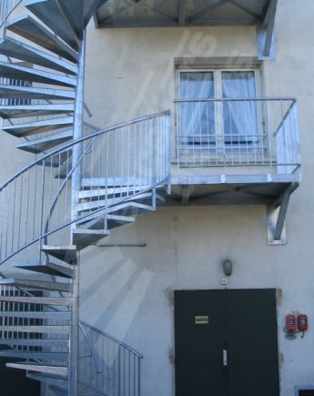 Photo IH38 - SPIR'DÉCO® Larmé. Escalier Secours Incendie hélicoïdal d'extérieur en acier galvanisé de style industriel.