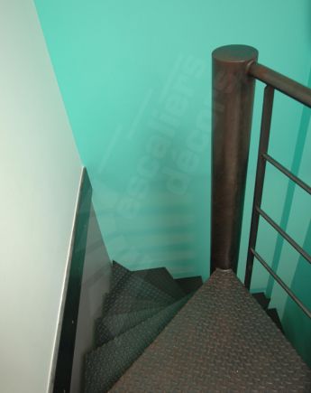 Photo SH14 - Gamme Initiale - SPIR'DÉCO® Carré. Escalier en colimaçon sur plan carré au look industriel. Vue 2